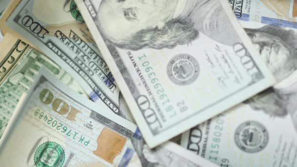 Geld fällt auf US-Dollar-Banknoten — Stockvideo