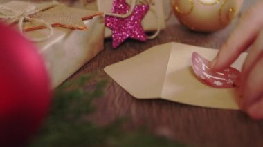 Yılbaşı takvimi hazırlamak ev yapımı el işi el yapımı el işleri rakam etiketleri yapıştırmak 