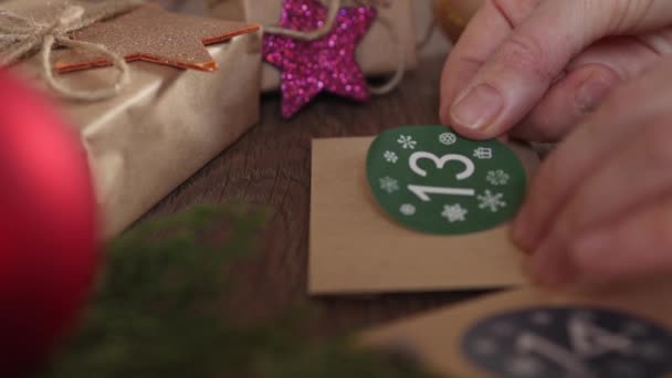 Így karácsonyi adventi naptár DIY házi készítésű kézműves borítékok számok matricák — Stock videók