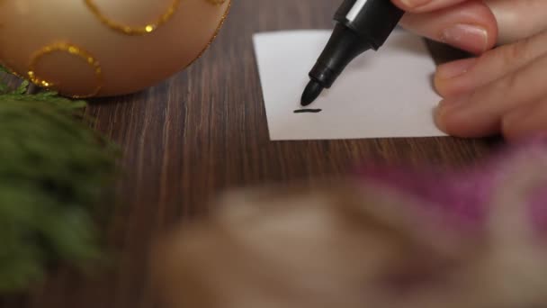 Χέρι γραπτώς Χριστούγεννα ευχετήρια κάρτα στη μαμά δώρο γιορτή του νέου έτους — Αρχείο Βίντεο