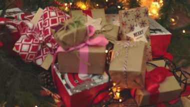 Bir sürü Noel hediyesi karton kutular kırmızı kurdele köknar ağacı ışıkları