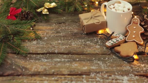 Tasse blanche boisson de cacao guimauves biscuits au pain d'épice sur table en bois, boîte cadeau — Video