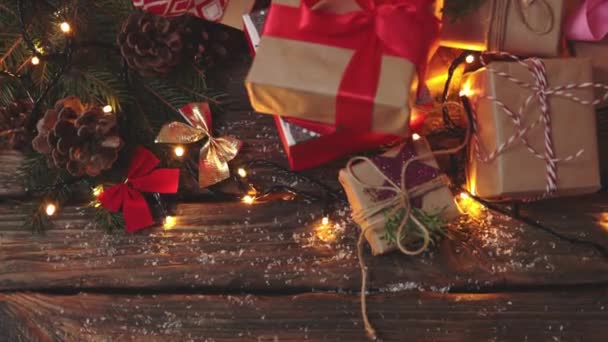 Много рождественских подарков бумажные коробки красные луки ленты елки огни — стоковое видео