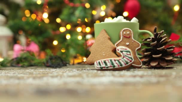 Vacaciones de invierno celebración fondo caja de regalo artesanal, conos de pino, galletas luz — Vídeos de Stock