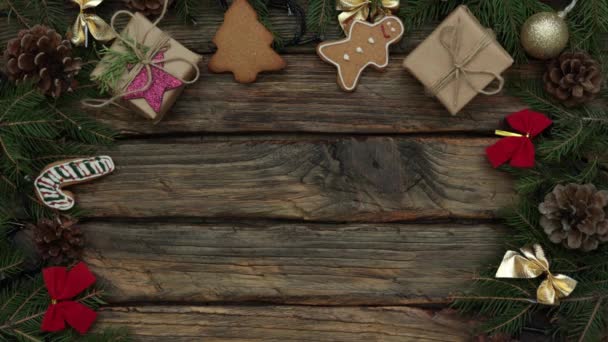 Decoraciones navideñas sobre fondo de madera, adornos, luces, brunches de abeto — Vídeo de stock