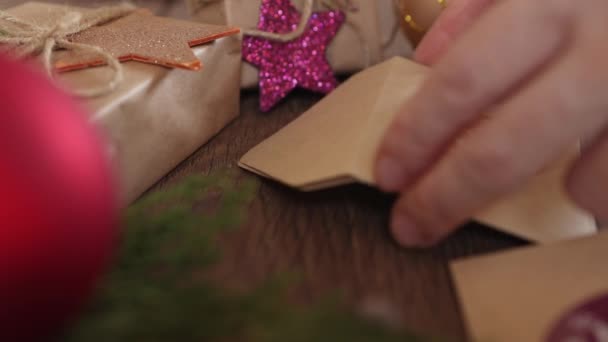 Výroba vánoční adventní kalendář DIY domácí řemesla obálky čísla samolepky — Stock video