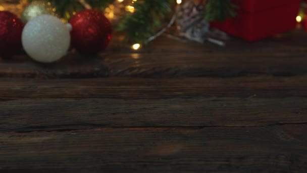 Κόκκινο λευκό χρυσό διακοσμητικά μπάλες αναβοσβήνει φώτα κουτί δώρου Χριστουγεννιάτικο δέντρο ξύλινο — Αρχείο Βίντεο