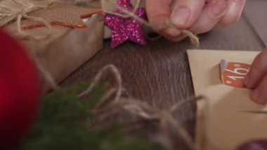 Yılbaşı takviminin ilk adımları: el işi zarfları sayı etiketleri ipler hediyeler