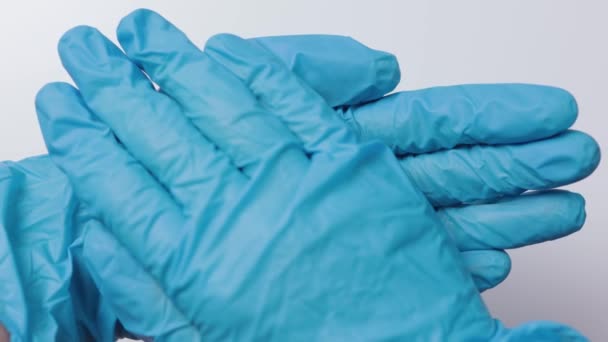 Czerwony drewniany kształt serca w niebieskich rękawiczkach ręce ukrywające koncepcję medycyny — Wideo stockowe