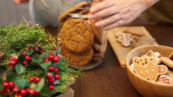 Nierozpoznawalne dziecko strony biorąc domowej roboty ciasteczka świąteczne z wystroju szklanego słoika — Wideo stockowe