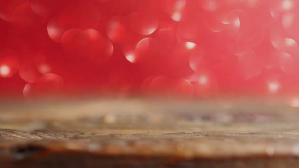 クリスマスバレンタインデー赤フォーカスボケ背景木製の机の前景 — ストック動画