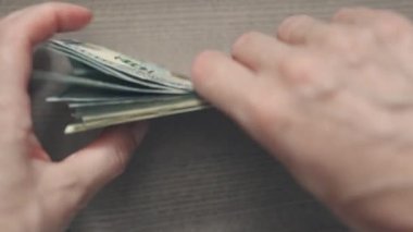 El ele tutuşmak, sipariş vermek, yığınla Amerikan doları destesi hazırlamak.