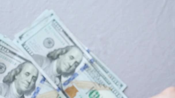 Recounting cem dólares notas de dinheiro americano caindo em fundo cinza — Vídeo de Stock