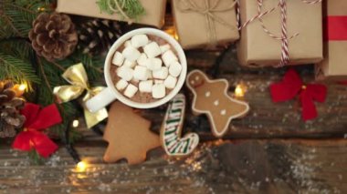 Kış tatili konsepti: el işi hediye kutuları köknar ağacı, kurabiye, şekerleme