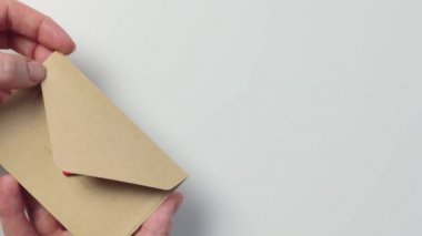 El sanatları posta zarfını açıp kırmızı kalp şeklinde evlen benimle. 