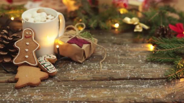 Ceașcă albă băutură de cacao bezele prăjituri de turtă dulce pe masă de lemn, cutie cadou — Videoclip de stoc