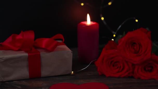 Červená svíčka řemeslo papír dárkové krabice růže ve tmě: romantická láska datování pozadí — Stock video