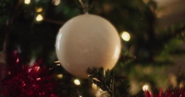 Noel ağacında sallanan beyaz top