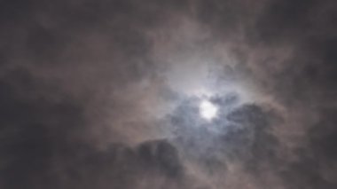 Güneş hızlı hareket eden bulutların arkasında