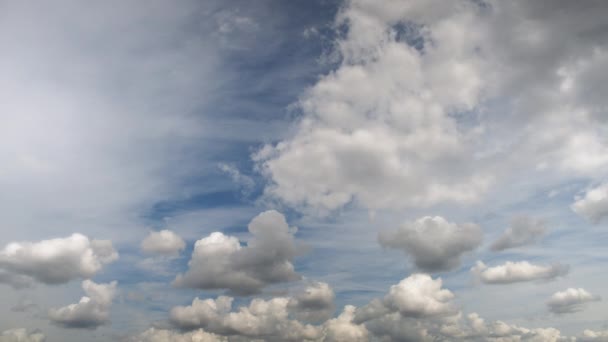 Nuvens movendo-se em duas direções — Vídeo de Stock