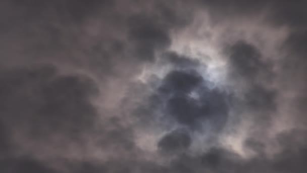Толстые серые облака быстро движутся в небе — стоковое видео