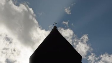 Kilisenin çatısından geçen bulutların zamanı