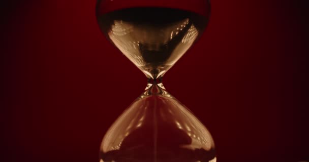 Reloj de arena sobre fondo rojo — Vídeos de Stock