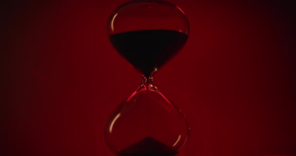 Hourglass σε κόκκινο φόντο — Αρχείο Βίντεο