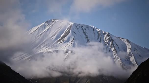 Episch uitzicht op de hoge berg — Stockvideo