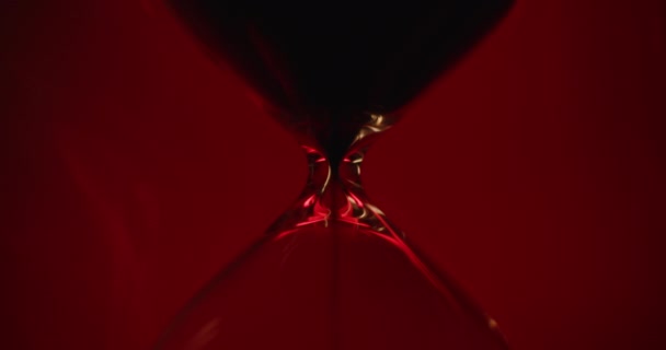 Timglas på röd bakgrund — Stockvideo