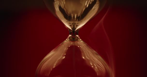 Vacker rök som omger ett timglas — Stockvideo