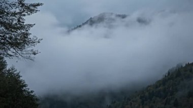 Güzel sisli dağların zamanı