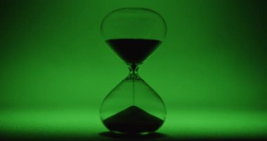 Zümrüt renkli arka planda saat camı