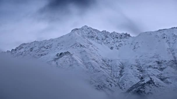 Couvert de neige pic de montagne à l'aube — Video