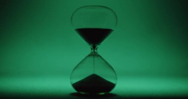 Turkuaz arka planda saat camı