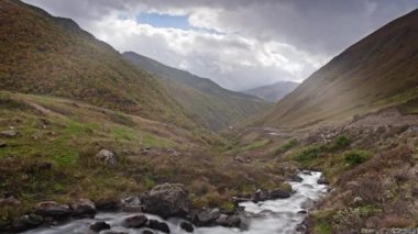 Dağlardan akan akarsu