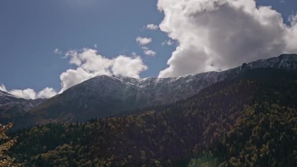 Nuvens mudando formas acima das montanhas — Vídeo de Stock