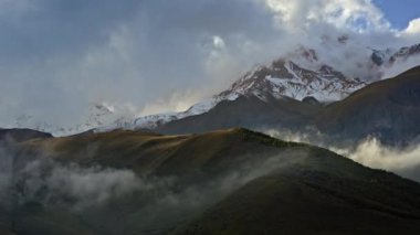 Bulutların zaman çizelgesi dağlar boyunca ilerliyor