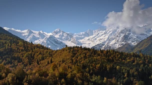 Včasná doba podzimní krajiny hor — Stock video