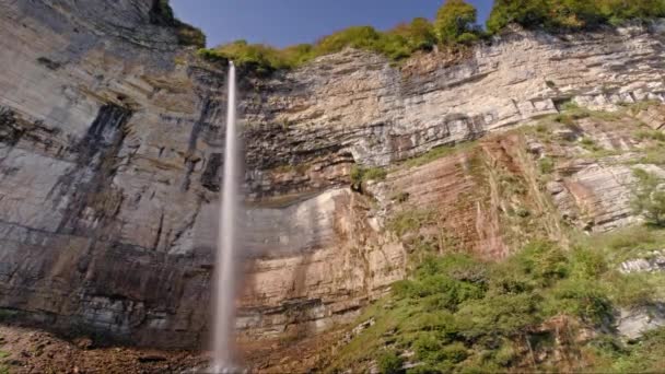Cascada cayendo de la roca de montaña — Vídeo de stock