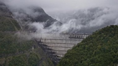Beton barajın üzerinde hareket eden bulutlar