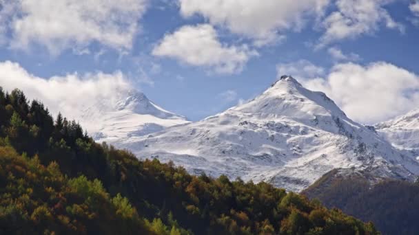 Timelapse de picos épicos de montanhas nevadas — Vídeo de Stock