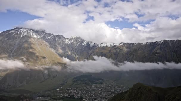 Wolken boven het bergdorp — Stockvideo