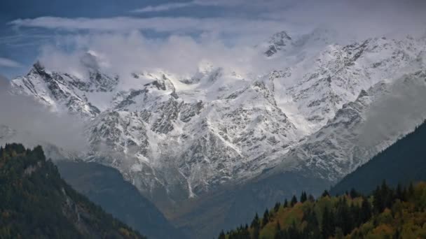 Vista épica de altos picos de montanhas nevadas — Vídeo de Stock