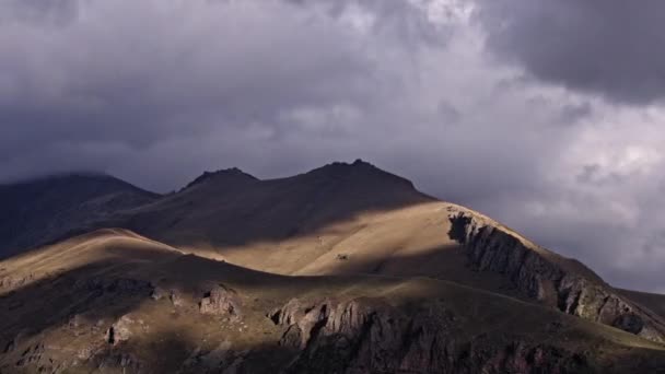Хмари, що створюють тіні — стокове відео