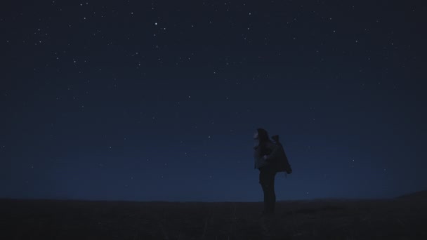 Vrouw die opkijkt naar de sterren — Stockvideo