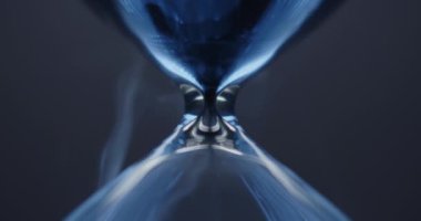 Güzel mavi arka planda kum saati