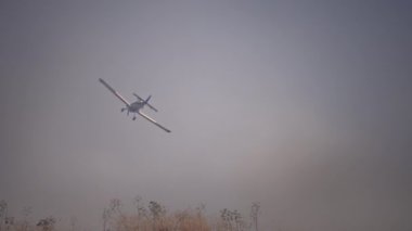 İtfaiye uçakları dumana karışıyor.