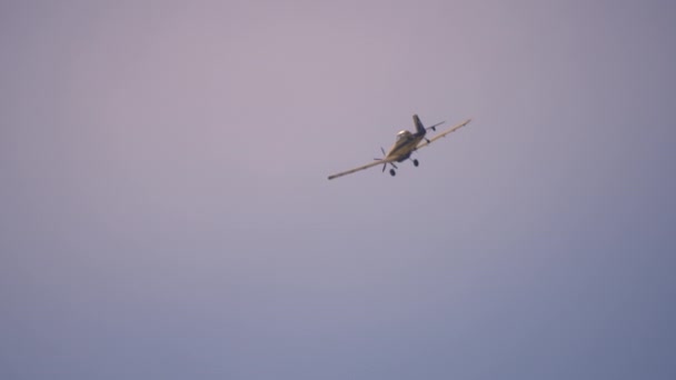 Petit avion jaune volant dans le ciel — Video