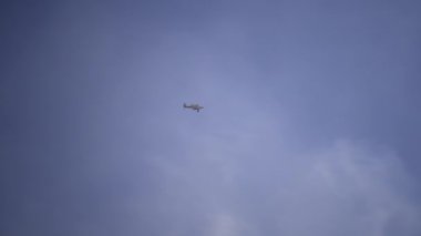 Bulutların arasında uçan uçak